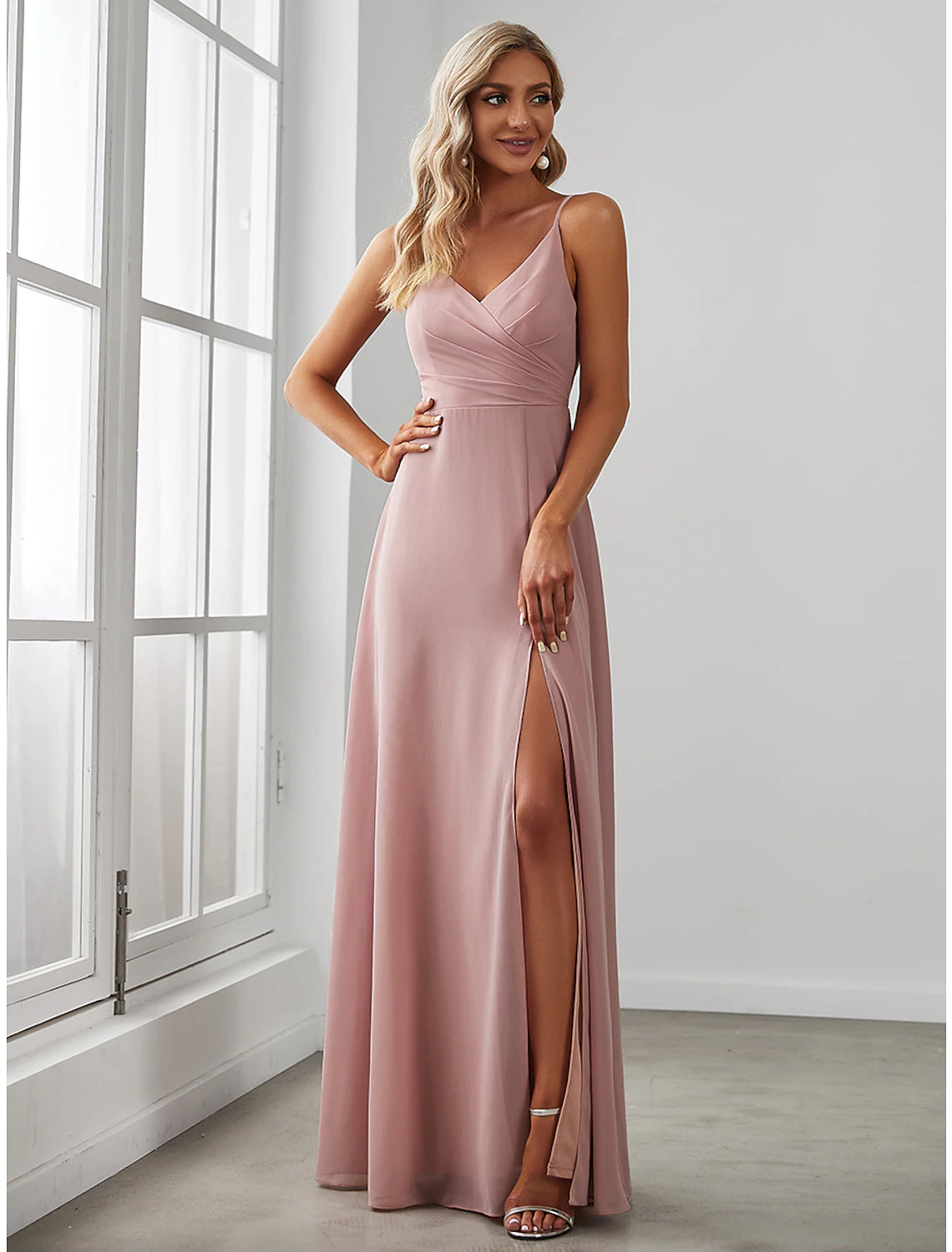 Abito da damigella d'onore a trapezio, scollo a V, senza maniche, elegante, lunghezza al pavimento, in chiffon con drappeggio / tinta unita